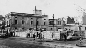 La plaça Victor Balaguer, vista des del carrer de Sants durant les l'obertura del cinturó. Al fons, l'edifici de l'ajuntament, ja convertit en escola, poc abans del seu enderroc