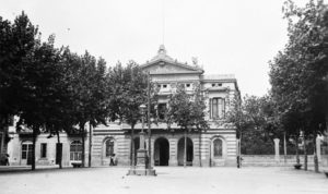 La plaça Comas i l'ajuntament de les Corts als anys 40 