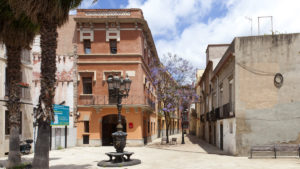 Plaça Santes Creus, amb una rèplica de la font de Canaletes, regal de l'ajuntament barceloní al poble d'Horta arran de l'agregació.