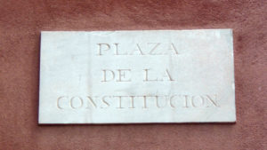 La façana de l'ajuntament conserva la placa amb l'antiga denominació de plaça de la Constitució