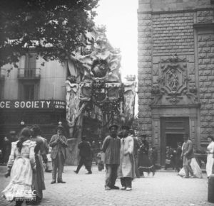 Decoració modernista a l'entrada del carrer del Carme des de la Rambla (Frederic Bordas, AFCEC)..