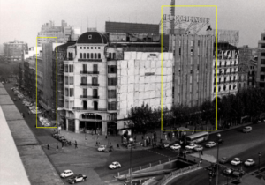 La Casa Ferrer, atrapada entre les dues façanes de El Corte Inglés, l'any 1968, quan començaven els treballs per enderrocar-la.