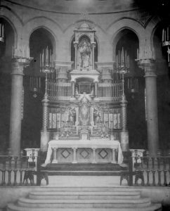 Altar major de l'església de Santa Madrona del Poble-sec, destruït a la Setmana Tràgica. Al centre, l'urna amb les relíquies.