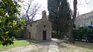 L'ermita de Santa Madrona a Montjuïc es conserva discretament amagada darrera del MNAC.