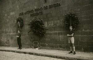 Inscripció al mur de la Catedral, el 20 de novembre de 1947 (Pérez de Rozas / AFB).