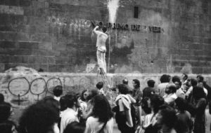 Retirada de la inscripció del mur de la Catedral.