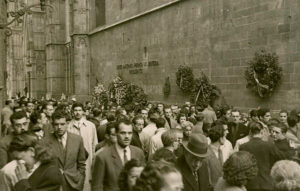 Carrer Santa Llúcia, 1946. La nova inscripció conviu amb els vestigis de la pintada de 1939, ja mig esborrada (Pérez de Rozas / AFB).