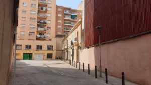 Torrent de la Guineu, un carreró de casetes baixes per on passava l'antiga riera, vist des del carrer Bofarull, l'antic camí de Sant Sever.