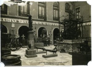 El rellotge exposat al pati de l'antic Museu d'Art i Arqueologia, actual Parlament de Catalunya, vers 1925 (AFB).