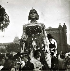 Geganta del Castell de Santa Florentina de Canet de Mar, amb l'Arc de Triomf de fons, durant les festes de la Mercè de 1902 (Francesc Bordas / AFCEC)