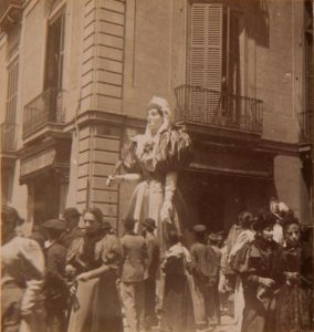 Una de les fotografies més antigues que es conserven de la geganta de la Ciutat és aquesta del Corpus de 1895 (Ramon Faraudo, AFB).