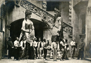 La fotografia gegantera original més antiga que es conserva és aquesta de la Reina de Saba i el Rei Salomó, gegants de Santa Maria del Mar, al Palau Dalmases, el 1877