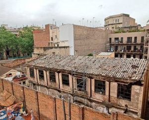 L'antiga casa-fàbrica Colomer sota la qual es va construir la piscina del gimnàs Sant Pau, poc abans del seu enderroc.