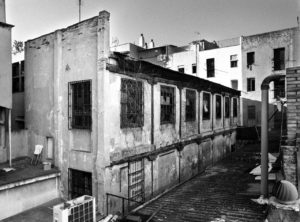 Antiga casa-fàbrica Colomer, amagada a l'interior d'illa de la ronda Sant Pau, 46. Al fons, la part posterior els edificis de Reina Amàlia, 8 i 10.